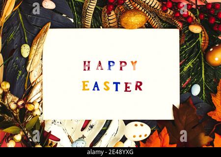 Frohe Ostern. Herzlichen Glückwunsch ostern Hintergrund. Ostereier und Blumen. Flach liegend. Naturkonzept. Stockfoto