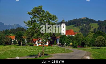 Wallfahrtskirche Maria Hilf in Speiden mit Burgruine Eisenberg, Landkreis Eisenberg, Ostallgäu, Bayern, Deutschland Stockfoto