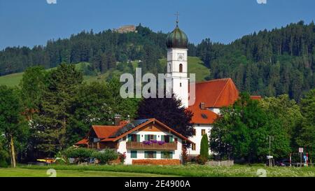 Wallfahrtskirche Maria Hilf in Speiden mit Burgruine Eisenberg, Landkreis Eisenberg, Ostallgäu, Bayern, Deutschland Stockfoto