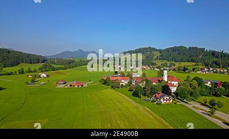 Wallfahrtskirche Maria Hilf in Speiden mit Burgruine Eisenberg, Landkreis Eisenberg, Ostallgäu, Bayern, Deutschland Stockfoto