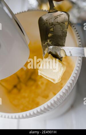 Inklusive Butter zum Plätzchenteig in einem Knetmischer Stockfoto