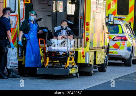 London, Großbritannien. Januar 2021. Krankenwagen kommen in der Unfall- und Notaufnahme an, um Patienten im Royal London Hospital in Whitechapel abzusetzen. London befindet sich im nationalen Lockdown 3 und der Druck auf die Betten im NHS bleibt hoch. Kredit: Guy Bell/Alamy Live Nachrichten Stockfoto