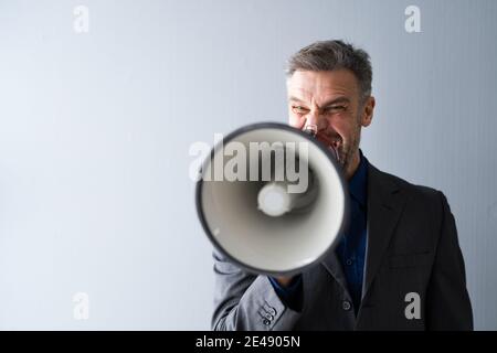 Mann Macht Megaphon Ankündigung. Warnkonzept Lautsprecher Stockfoto