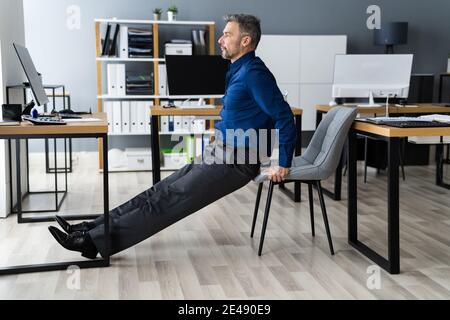 Trizeps Dip Büro Schreibtischstuhl Workout Übung Stockfoto