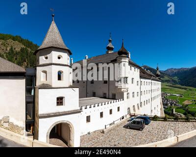 Kloster, Abtei, Bollwerk, Außenfassade, Almen, Almen, blauer Himmel, Sommer, Kirchturm Stockfoto