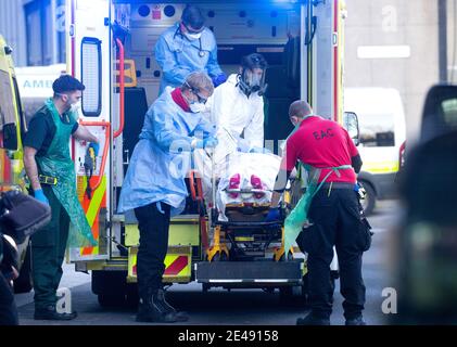 London, Großbritannien. Januar 2021. Ein stetiger Strom von Patienten, die im Royal London Hospital in Whitechapel ankommen. Die NHS ist unter starkem Stress mit hoher Anzahl von Covid-Patienten sowie die regelmäßige Routinearbeit. Die Zahlen für die Fälle sind heute nur leicht gesunken, da die vollständige Lockdown fortgesetzt wird. Die Regierung erwägt, Menschen £500 zu zahlen, um zu Hause in Quarantäne zu gehen. Kredit: Mark Thomas/Alamy Live Nachrichten Stockfoto