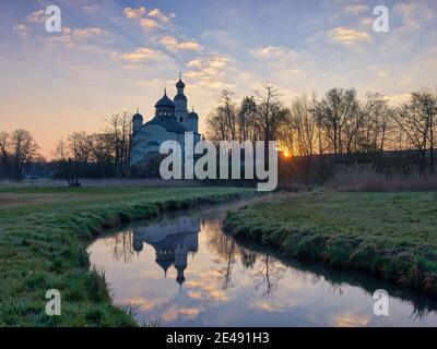 Bach, fließendes Wasser, Felder, Wiesen, Morgentau, Kirche, Wallfahrtskirche, Bäume, Baumhaine, Morgendämmerung, Morgendämmerung Stockfoto