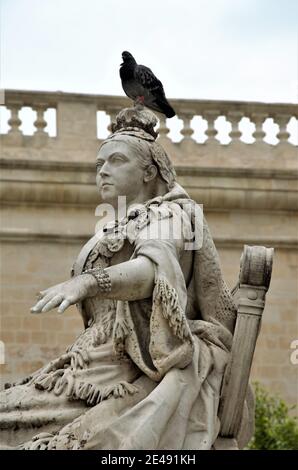 Die Statue der Königin Victoria in La Valletta, Malta, vor der Nationalbibliothek Stockfoto