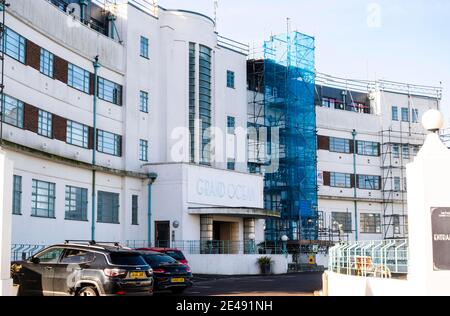 Die Grand Ocean Wohnungen in Saltdean East Sussex bei Brighton mit Gerüsten draußen als Wartungsarbeiten stattfinden. Das Grand Ocean wurde vom Architekten RWH Jones im Art Deco Stil der damaligen Zeit entworfen und 1938 als Luxushotel eröffnet. Es wurde von Billy Butlin im Jahr 1953 gekauft und wurde ein Butlin's Holiday Camp. Im Jahr 2005 wurde das Hauptgebäude des Hotels in Luxus-Apartments und Wohnungen von Simon Dack aufgenommen renoviert Stockfoto