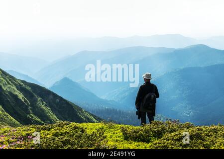 Mann Silhouette auf nebligen Bergen. Reisekonzept. Landschaftsfotografie Stockfoto