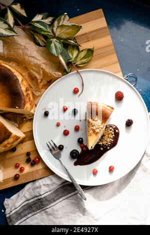 Blick auf eine selbstgemachte Käsekuchen-Portion und Beeren Stockfoto