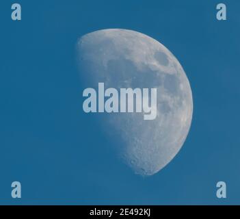 22. Januar 2021. Der wachsende Gibbous Mond 65% beleuchtet gegen blauen Himmel. Kredit: Malcolm Park/Alamy. Stockfoto