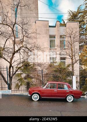 Ein Auto vor einem Gebäude geparkt, retro sowjetischen Stil udssr Stockfoto