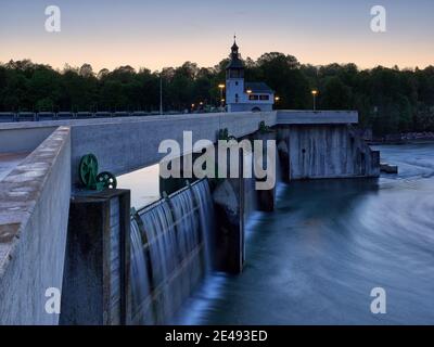 Getriebe, Glockenturm, Wehr, Wehr, Schleuse, Abfluss, Kanal, Fluss, Wasser, Beton, Bank Verstärkung, Laternen, Bäume, Böschung, Dämmerung, historische Wasserwirtschaft, Sehenswürdigkeit, Denkmal, aufgeführt Stockfoto