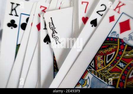 Kartenspiel mit Joker in der Mitte Stockfoto