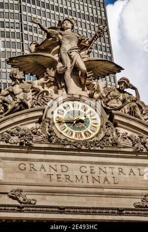 An der Fassade des Grand Central Terminals befinden sich eine Transportskulptur und eine Tiffany-Glasuhr, New York City, USA Stockfoto