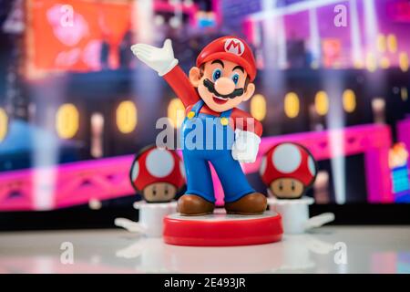 MOSKAU, RUSSLAND - 22. August 2020: Super Mario Bros Figur Charakter.Super Mario ist eine japanische Plattform Videospiel-Serie und Medien-Franchise erstellt b Stockfoto