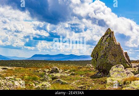 Großer Felsen in der atemberaubenden norwegischen Landschaft auf dem Gipfel in Vang i Valdres Norwegen. Stockfoto