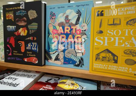 Barnes & Noble Booksellers Paperback Books Display in New York City, USA Stockfoto