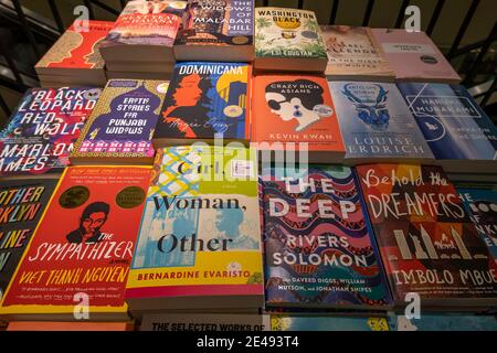 Barnes & Noble Booksellers Paperback Books Display in New York City, USA Stockfoto