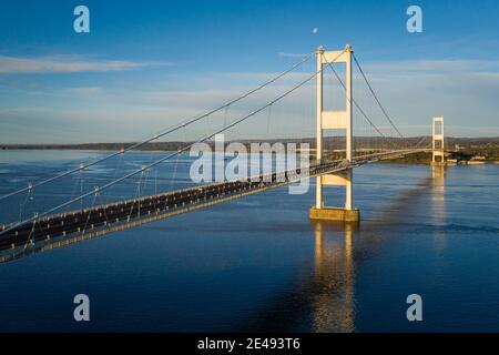 Luftaufnahme der Severn-Brücke in der Morgensonne. Stockfoto