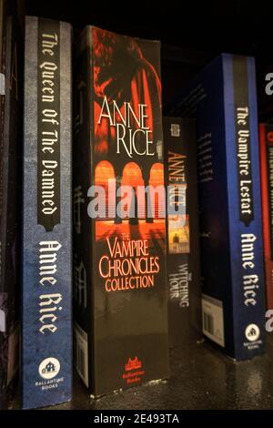 Barnes & Noble Booksellers Paperback Books Display in New York City, USA Stockfoto