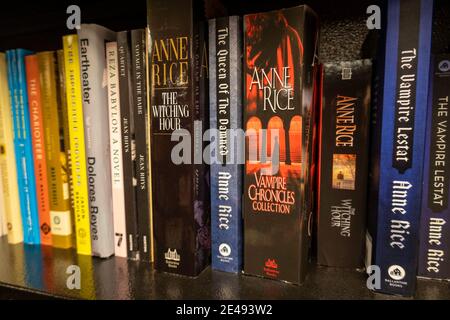 Barnes & Noble Booksellers Paperback Books Display in New York City, USA Stockfoto