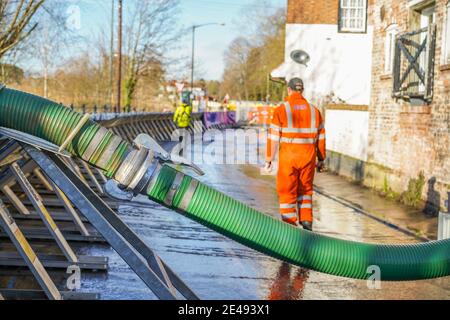 Bewdley, Großbritannien. Januar 2021. Da die Flußstände nach den Auswirkungen des Sturms Christoph gefährlich hoch sind, hat das Umweltbundesamt keine Zeit zum Ausruhen. Bis spät in die Nacht sind die Hochwasserschutzteams heute in Kraft, die alle erforderlichen Maßnahmen zur Verhinderung des Überfalls des Flusses Severn gegen die Hochwasserschutzmaßnahmen in Kraft setzen. Kredit: Lee Hudson/Alamy Live Nachrichten Stockfoto