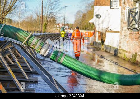 Bewdley, Großbritannien. Januar 2021. Da die Flußstände nach den Auswirkungen des Sturms Christoph gefährlich hoch sind, hat das Umweltbundesamt keine Zeit zum Ausruhen. Bis spät in die Nacht sind die Hochwasserschutzteams heute in Kraft, die alle erforderlichen Maßnahmen zur Verhinderung des Überfalls des Flusses Severn gegen die Hochwasserschutzmaßnahmen in Kraft setzen. Kredit: Lee Hudson/Alamy Live Nachrichten Stockfoto