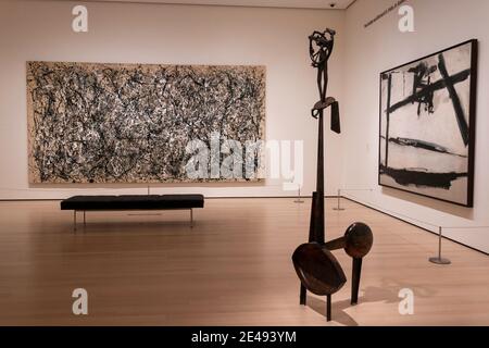 Eine Galerie im Museum of Modern Art zeigt Gemälde und Skulpturen, New York City, USA Stockfoto