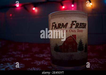 WEST MILFORD, VEREINIGTE STAATEN - Nov 26, 2020: Eine Farm Fresh Kerze parfümiert wie ein frisch geschnittener Weihnachtsbaum vor einem Feiertag themed Hintergrund platziert Stockfoto