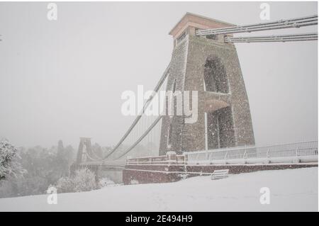 Clifton Hängebrücke bei starkem Schnee. Stockfoto