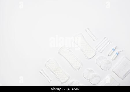 Verschiedene weibliche Hygieneprodukte auf weißem Hintergrund. Feminine Polster und Tampons auf Weiß. Damenbinden und Menstruations-Tampons Stockfoto
