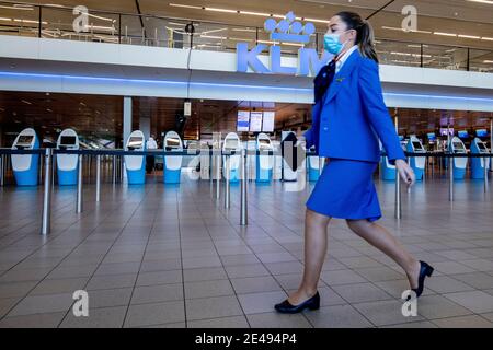 Amsterdam, Niederlande. Januar 2021. AMSTERDAM, NIEDERLANDE - JANUAR 22: Ein Flugbegleiter wird am 22. Januar 2021 in Amsterdam, Niederlande, an einem ruhigen internationalen Flughafen Schiphol gesehen. Die niederländische Regierung hat ab Freitag Mitternacht ein Flugverbot für alle ankommenden Flüge aus dem Vereinigten Königreich, Südafrika und Ländern in Südamerika ausgesprochen. (Foto von Niels Wenstedt/BSR Agency/Alamy Live News) Quelle: BSR Agency/Alamy Live News Stockfoto