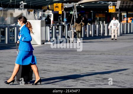 Amsterdam, Niederlande. Januar 2021. AMSTERDAM, NIEDERLANDE - JANUAR 22: Ein Flugbegleiter wird am 22. Januar 2021 in Amsterdam, Niederlande, an einem ruhigen internationalen Flughafen Schiphol gesehen. Die niederländische Regierung hat ab Freitag Mitternacht ein Flugverbot für alle ankommenden Flüge aus dem Vereinigten Königreich, Südafrika und Ländern in Südamerika ausgesprochen. (Foto von Niels Wenstedt/BSR Agency/Alamy Live News) Quelle: BSR Agency/Alamy Live News Stockfoto