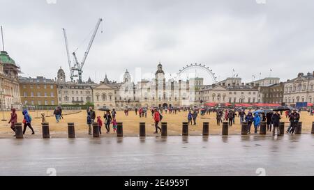 London, Großbritannien - 28. April 2018: Touristen mit Regenschirmen besuchen die Horse Guard Parade im Zentrum von London an regnerischen Tagen Stockfoto