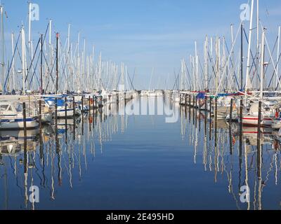 Heiligenhafen/Deutschland - 2018/07/20: Yachthafen von Heiligenhafen mit Segelbooten, Schleswig-Holstein, Deutschland Stockfoto