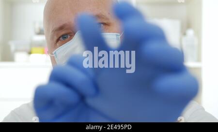Arzt mit Schutzmaske, medizinische Person mit Schutzausrüstung in einem gesperrten Krankenhaus gegen COVID-19 Pandemie Stockfoto