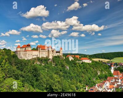 Festung, Burg, Wallanlage, Türme, Burgmauer, Fluss, fließendes Wasser, Steinbrücke, Brücke, historisches Gebäude, historische Altstadt, historisches Wahrzeichen, Altstadt, Touristenattraktion, schöne Aussicht, Aussichtspunkt, Wanderweg, Schwäbische Alb Nordrandweg, Fränkischer Weg, Fränkischer Waldverband, Fränkischer Schweiz -Verein, Fränkischer Albverein, Main-Donau-Weg, Ferienregion Donau-Ries Stockfoto