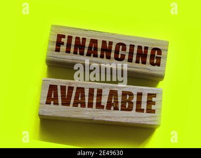 Finanzierung der verfügbaren Wörter auf Holzblöcken. Business-Sponsoring-Konzept. Stockfoto