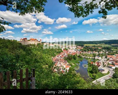 Festung, Burg, Wallanlage, Türme, Burgmauer, Fluss, fließendes Wasser, Steinbrücke, Brücke, historisches Gebäude, historische Altstadt, historisches Wahrzeichen, Altstadt, Touristenattraktion, schöne Aussicht, Aussichtspunkt, Wanderweg, Schwäbische Alb Nordrandweg, Fränkischer Weg, Fränkischer Waldverband, Fränkischer Schweiz -Verein, Fränkischer Albverein, Main-Donau-Weg, Ferienregion Donau-Ries Stockfoto