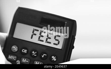 Rechner mit dem Wort GEBÜHREN auf dem Display. Steuern Geschäftskonzept. Stockfoto