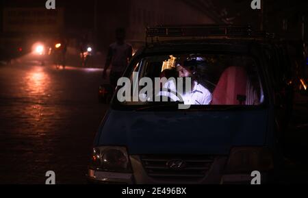 MUMBAI, INDIEN - 17. Dezember 2020 : EIN Sikh-Taxifahrer sitzt in einem Taxi in dunkler Nacht in Mumbai Stockfoto