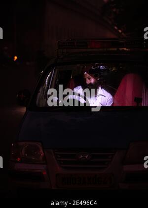 MUMBAI, INDIEN - 17. Dezember 2020 : EIN Sikh Taxifahrer sitzt in einem Taxi am frühen Morgen in Mumbai Stockfoto