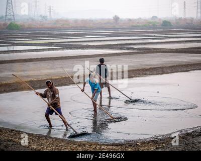 MUMBAI, INDIEN - 17. Dezember 2020 : Unidentifizierte Arbeiter in der Salzfarm und Scheune im Meer Stockfoto