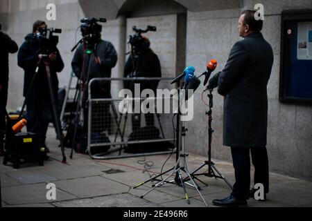 DCI Daniel Stoten gibt eine Erklärung außerhalb des Old Bailey, London, wo Maurice Robinson, Eamonn Harrison, Ronan Hughes, Gheorghe Nica, Christopher Kennedy, Valentin Calota und Alexandru-Ovidiu Hanga für ihren Teil an einem Menschenschmuggel-Komplott verurteilt werden, der mit dem Tod von 39 Migranten endete. Bilddatum: Freitag, 22. Januar 2021. Stockfoto