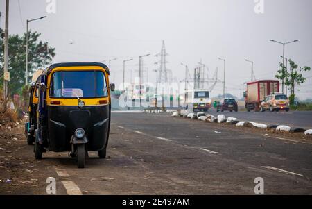 Traditionelle schwarz gelbe Auto Rikschas auf der Straße Mumbai. Indische öffentliche Verkehrsmittel auf den Straßen von Mumbai. Dreirad Vintage Retro Motorrad Stockfoto