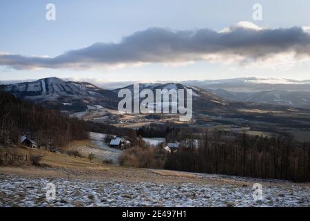 Blick von Kozlovicka hora, Podbeskydi, Tschechien, Tschechien - Hügel und Berge im Winter und Winter. Häuser und Ferienhäuser in der Natur - Stockfoto