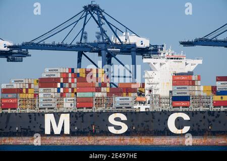 Felixstowe, Großbritannien. 22. Januar 2021. Ein Containerschiff am Kai im Hafen von Felixstowe, Suffolk. Der Containerverkehr hat seit dem Brexit erhebliche Störungen erlebt, da die Häfen überlastet sind und der Papierkram zu Verzögerungen und steigenden Kosten für Importe und Exporte führt. Bilddatum: Freitag, 22. Januar 2021. Bildnachweis sollte lauten: Matt Crossick/Empics/Alamy Live News Stockfoto