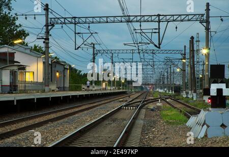 Blick auf die Eisenbahn am Abend in der Nähe von Reshetnikovo. Russland Stockfoto